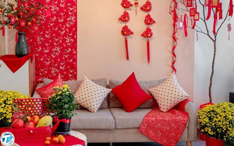 Không gian phòng khách mang màu sắc tết rực rỡ và ấm áp